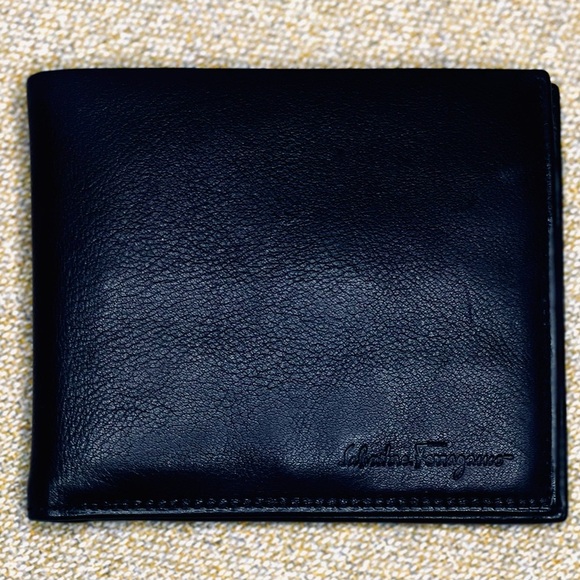 Salvador Ferragamo black bifold wallet. - Picture 2 of 9
